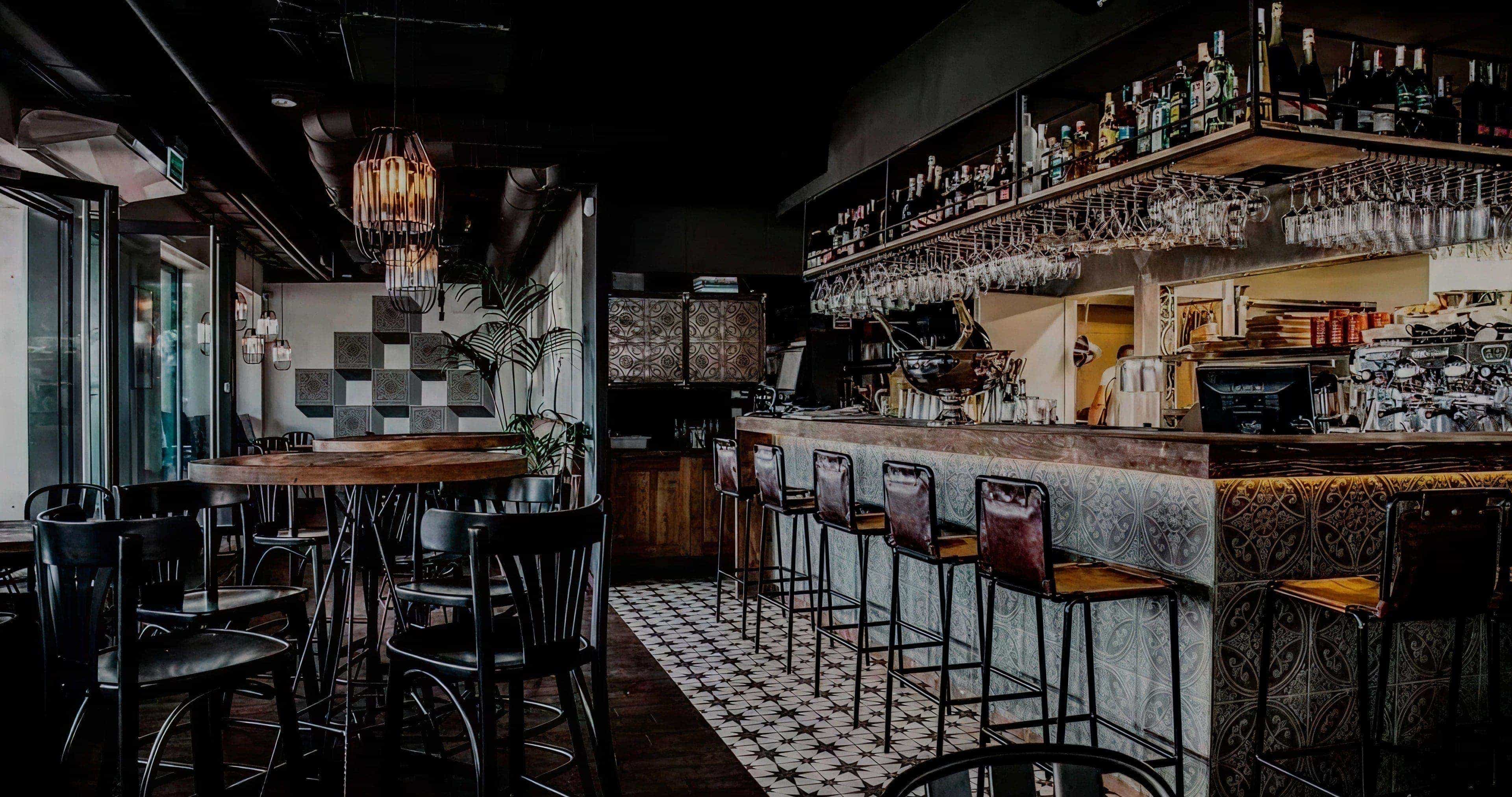 Diseño que fusiona lo antiguo y lo moderno para espacios con carácter