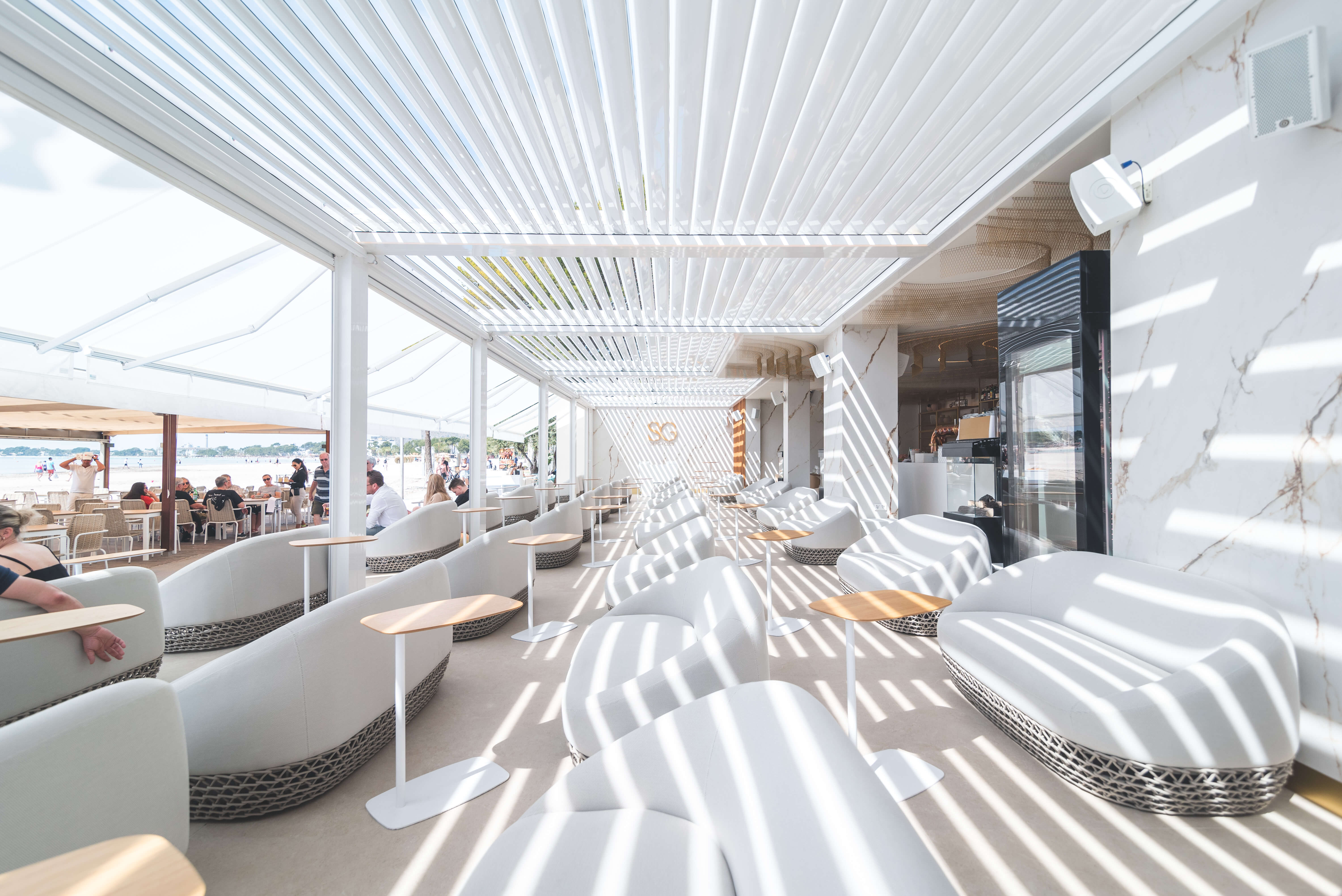 Sa Gavina, Beach Club en el Puerto de Alcúdia, Mallorca