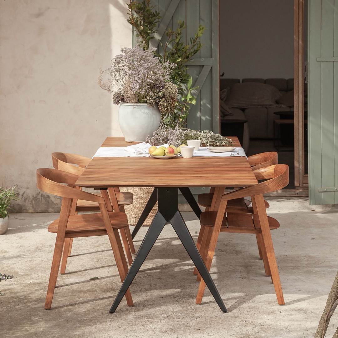 Decoración con mesas de madera: ¿por qué usarlas en tu negoc